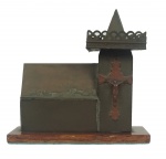 DUMITRU DORNESCU - "Igreja" escultura em metal, base em madeira, medindo 18 x 16 x 7,5 cm, s/ assinatura, acompanha fotografia do artista com a obra e no verso assinatura da esposa confirmando autenticidade.