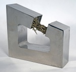 A. MORENO - escultura em aço c/ elementos magnéticos, medindo 32x36x10 cm