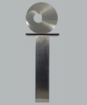 ROBERTO MORICONE - Escultura em aço escovado, com 56,6 cm de diâmetro, sob base de aço e fórmica, medindo 112x55x23 cm, altura total 1,68m