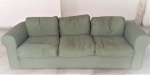 Sofá 3 lugares, estofado em tecido na cor verde, almofadas soltas, medindo 2,30x90 cm ( retirada em Ipanema por conta do comprador, 3º andar)