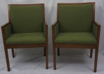Par de poltronas modernas em madeira , assentos , encostos e laterais forradas em tecido na cor verde. Medidas 94 x 60 x 51 cm. cada.