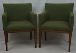 Par de poltronas modernas, pés em madeira , assento , encosto e braços , forradas em tecido verde. Medidas 83 x 60 x 50 cm cada.