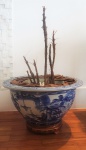 Aquário/vaso em porcelana chinesa azul e branca, decorado com paisagens, acompanha peanha em madeira. Medida total altura 34 cm, diâmetro 55 cm. OBS: RETIRADA NO LOCAL AV ATLANTICA