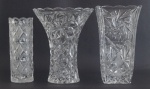 Lote com três vasos em vidro e grosso cristal (com bicados na borna). Alturas 22, 26 e 25 cm.OBS: RETIRADA NO LOCAL AV ATLANTICA.