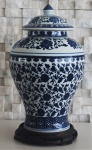 Potiche com tampa em porcelana chinesa azul e branca, decoração floral, acompanha peanha de madeira, altura 38 cm. OBS: RETIRADA NO LOCAL AV ATLANTICA
