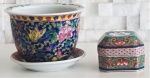 Lote composto de, vaso com pratinho em porcelana chinesa, medidas altura 10 cm e diâmetro 14 cm e caixinha em porcelana Vista Alegre, decorada com pássaro e flores, medida 6 x 8 x 8 cm. OBS: RETIRADA NO LOCAL AV ATLANTICA