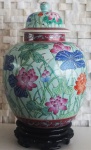 Grande potiche com tampa em porcelana chinesa, linda decoração floral, acompanha peanha de madeira, altura total 53 cm. OBS: RETIRADA NO LOCAL AV ATLANTICA