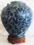 Grande vaso Marajoara, decorado com flores, medidas altura 50 cm e diâmetro 40 cm, acompanha peanha de madeira.OBS: RETIRADA NO LOCAL AV ATLANTICA