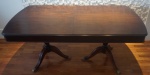 Mesa de jantar estilo inglesa em madeira nobre, com 1 tábua extensiva, pés com acabamento em bronze, medidas fechada ,76 x 1,80 x ,95 cm, aberta ,76 x 2,40 x ,95 cm. OBS: RETIRADA NO LOCAL AV ATLANTICA