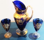 Jarra com 2 taças em cristal veneziano, na cor azul, alturas jarra 30 cm e taças 17 cm.OBS: RETIRADA NO LOCAL AV ATLANTICA