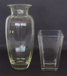 Lote com 2 vasos em vidro (1 com bicados na borda), alturas 20 e 34 cm.OBS: RETIRADA NO LOCAL AV ATLANTICA