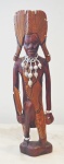 Escultura em madeira, representando guerreiro, medindo 30 cm de altura. OBS: RETIRADA NO LOCAL AV ATLANTICA