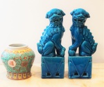 Lote composto de, vaso em porcelana, altura 10 cm e par de cão de foo em porcelana chinesa na cor azul, alturas 21 cm, total 3 peças. OBS: RETIRADA NO LOCAL AV ATLANTICA
