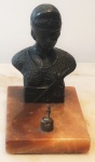 Escultura em pet bronze (falta um pedaço na perna), representando Justiça, base de alabastro, medida total 16 x 10 x 15 cm. OBS: RETIRADA NO LOCAL AV ATLANTICA