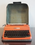 Antiga máquina de escrever da marca Olivetti Lettera 32 (marcas do tempo). OBS: RETIRADA NO LOCAL AV ATLANTICA