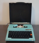 Antiga máquina de escrever da marca Omega 30. OBS: RETIRADA NO LOCAL AV ATLANTICA