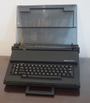 Máquina de escrever elétrica da marca Olivetti Praxis 20.OBS: RETIRADA NO LOCAL AV ATLANTICA