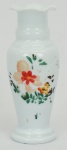 Vaso em opalina na cor branca, com pintura a mão em policromia floral ( com desgaste). Alt. 24 cm.