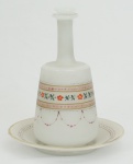 Perfumeiro com sousplat em opalina na cor branca com pintura a mão com motivos florais ( sousplat com bicado). Medidas  perfumeiro 21 cm    sousplat 17 cm diâm.