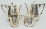 Serviço de chá e café em prata metal inglês espessurado a prata, decorado com brasões , composto de: bule para chá, bule para café, açucareiro e leiteira. Alts. 24 cm a 13 cm. Total 4 peças.