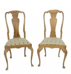 Par de cadeiras em madeira nobre e assentos estafados .Medidas 105 x 50 x 42 cm.