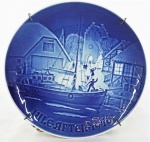 Prato de porcelana DinamarK , decoração em azul  com inscrição Jule-After - 1976, Christmas Welcome. Diâm. 18 cm.