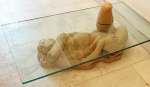 HILDEBRANDO LIMA. Escultura em pó de mármore , para mesa de centro com tampo em cristal e base de apoio, representando Nú feminino.  Assinada .Medidas  escultura 32 x 85 x 28 cm. tampo  120 x 60 cm