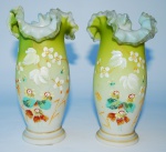 Par de vasos em vidro opalinado com borda em babados e pintura de flores, medindo 18 cm cada.( com marcas de restauro)