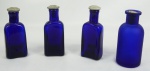 Lote com quatro vidros de perfume antigos na cor azul . Alt. 12 cm ( no estado)