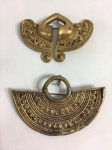 2 broches/pingente egípcios, em metal dourado