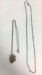 2 cordões em metal prateado medindo 52 e 56 cm, acompanha 1 pingente