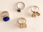 4 anéis em metal prateado, anel c/ cristal de rocha aro 15, c/pedra sintética azul aro 17,5, c/ camafeu em pedra azul aro 17 e c/ cristal aro 15