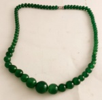 Colar em contas de jade verde, medindo aberto 50 cm