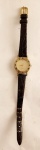 Relógio de pulso feminino, Quartz Suiço, caixa metal dourado, med 20 mm, pulseira em couro, fivela metal dourado (no estado, máquina não verificada)