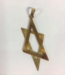 Pingente em ouro 18k, representando Estrela de Davi estilizada, med.: 65x35 mm, peso 8.8 gr