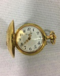 Relógio de lapela feminino, marca Corneille Cylindre10 rubi nº 321662, em ouro 14 k (.585), capa trabalhada com 3 pequenos brilhantes, peso total 17.5 gr
