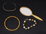 Bijuteria - Lote composto de 3 pulseiras em diversos materiais e um espelho de bolsa.