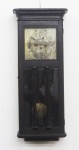 Relógio de parede, carrilhão, manufatura Ansonia, caixa em madeira, porta com vidros bizotados, acompanha pêndulo e chave, máquina não verificada. Medindo 90x39x20 cm
