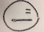 Conjunto composto de gargantilha, brincos e pulseira, metal prateado com pedra azuis e verde