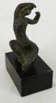BRUNO GIORGI. Escultura em bronze, representando Nú feminino . Acompanha base em granito negro. Medidas : escultura 28 x 18 cm.   base 9,5 x 24 x 15 cm.