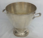 Imponente bowl  em metal espessurado a prata com duas alças trabalhadas . Medidas 34 x 35 cm.