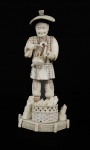 Grupo escultórico de marfim oriental , selo vermelho, representando pescador. Alt. 47 cm.