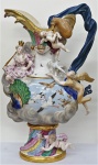 Imponente ânfora em porcelana de MEISSEN, policromada e decorada com figuras de rainha e anjos ( com quebrados e restauros), medindo 59 cm de altura.