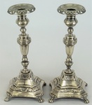 Par de castiçais  em prata portuguesa P coroa contrastada, belo trabalho floral, apoiada por 4 pés, medindo 28 cm de altura, peso aproximado 1.145 kg