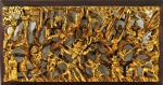 Painel em madeira patinada e policromada em dourado, entalhes profundos  com imagens de guerreira e cenas de batalha, medindo 26x49 cm.