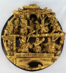 Painel redondo em madeira patinada e policromada em dourado, entalhes profundos  com imagens de guerreiros e cenas de batalha, medindo 21 cm de diâmetro