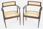 JOAQUIM TENREIRO. Par de cadeiras em jacarandá , encosto e assento em palhinha natural, com pés estilo pata de aranha. Medidas 80 x 63 x 46 cm cada.
