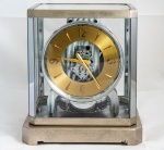 Relógio de mesa Suíço JAEGER - Lecoultre modelo Atmos, corda de 1000 dias, motor continuado. Medida 24 x 20 x 16 cm.