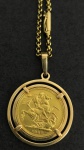 Cordão e moeda de libra esterlina castroada, em ouro amarelo, datada de 1988, cordão medindo 60 cm. peso 14.7 gr, moeda castroada pesando 13.9gr, peso total 28.6 gr