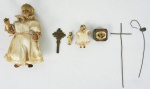 Lote contendo 5 peças, sendo: MENINO JESUS de madeira policromada(18 cm), pequeno Menino (8 cm), cruz e cajado em metal e Menino. NO ESTADO.